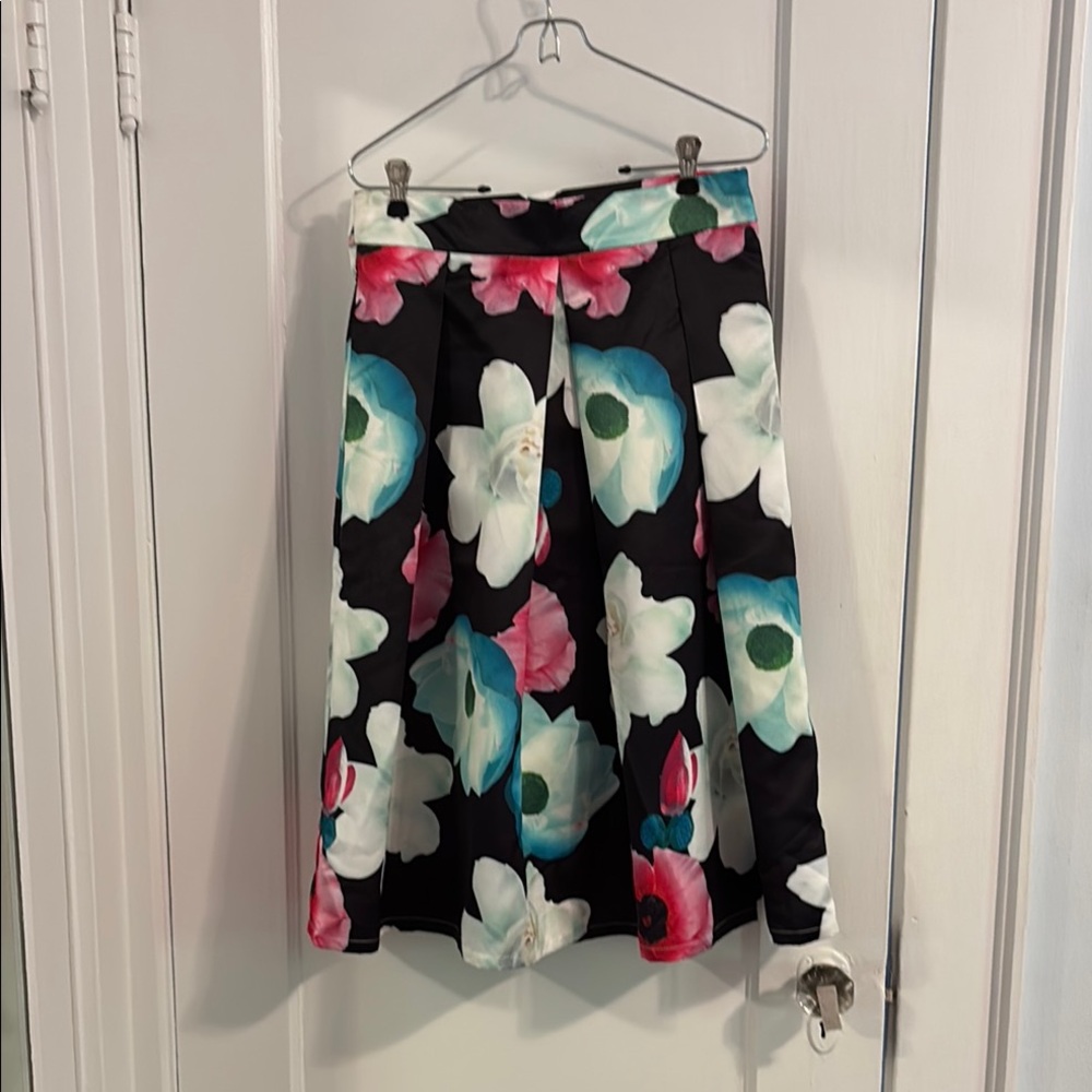 Black and White Knee-Length A-Line Pleated Skirt
